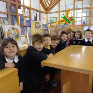 Varallo, le classi prime in Biblioteca per “#IoLeggoPerché” tra letture, mostra fotografica e libri tattili Varallo, le classi prime in Biblioteca per “#IoLeggoPerché” tra letture, mostra fotografica e libri tattili