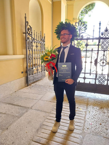 Grignasco, brillante laurea con lode per Lorenzo Della Peruta: una tesi sulla crisi degli oppioidi negli Stati Uniti