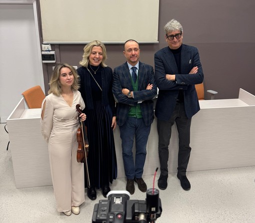 Vercelli, dieci giorni di musica in ospedale: al Sant’Andrea arrivano i concerti pianistici di “WINGS – Musica per Volare”