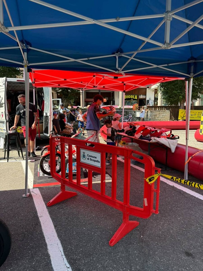 Scopello, successo per il corso di minimoto: «La sicurezza stradale si impara da piccoli»