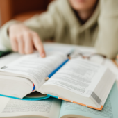 Scuola, più opportunità per i giovani: nuovi bandi regionali tra educazione civica, natura e contrasto al bullismo Scuola, più opportunità per i giovani: nuovi bandi regionali tra educazione civica, natura e contrasto al bullismo