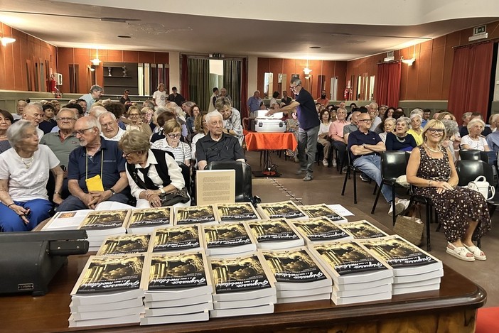 Grignasco, teatro stracolmo per il libro di Paolo Zanolini sui mobilieri Grignasco, teatro stracolmo per il libro di Paolo Zanolini sui mobilieri
