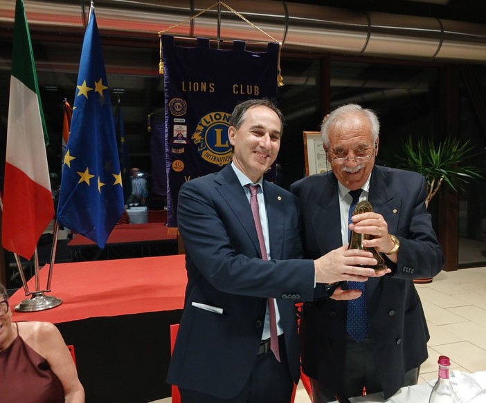 Lions Club Valsesia, Amedeo Gabella nuovo presidente dopo il passaggio della campana Lions Club Valsesia, Amedeo Gabella nuovo presidente dopo il passaggio della campana