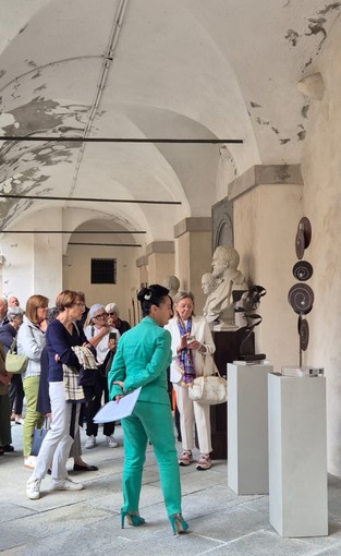 Enrica Pedretti inaugura “Formule” nel Cortile delle Carrozze della Biblioteca di Varallo Enrica Pedretti inaugura “Formule” nel Cortile delle Carrozze della Biblioteca di Varallo