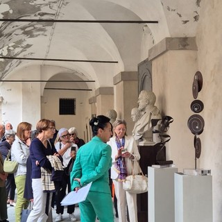 Enrica Pedretti inaugura “Formule” nel Cortile delle Carrozze della Biblioteca di Varallo