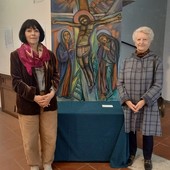 A Varallo si chiude la mostra di Elisabetta Pellarin: l’artista dona alla città una grande “Crocifissione”