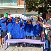 Borgomanero, inaugurata la panchina lilla contro i disturbi alimentari