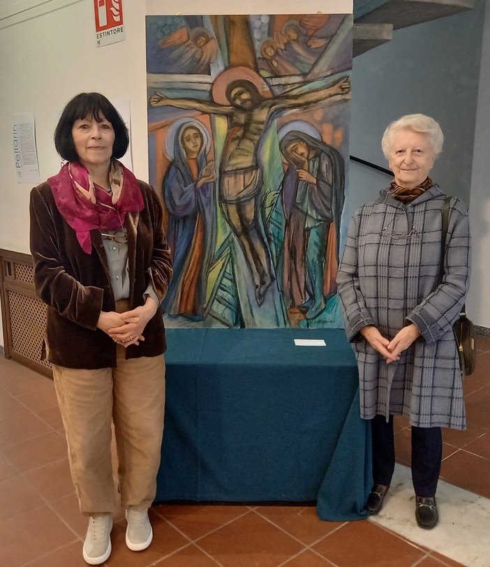 A Varallo si chiude la mostra di Elisabetta Pellarin: l’artista dona alla città una grande “Crocifissione”