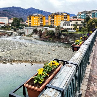 Borgosesia, vandalizzati i vasi del Ponte di Aranco: telecamere decisive, il Sindaco presenta denuncia