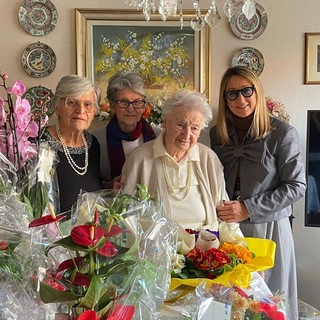 Borgosesia festeggia due centenarie in una settimana: bouquet del Comune per Bambina Marietta e Carla Boggio