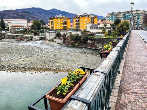 Borgosesia, vandalizzati i vasi del Ponte di Aranco: telecamere decisive, il Sindaco presenta denuncia