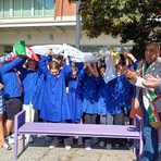 Borgomanero, inaugurata la panchina lilla contro i disturbi alimentari