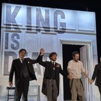 Varallo Sesia, teatro pieno per “Il medico dei maiali”: una satira sul potere che lascia il segno