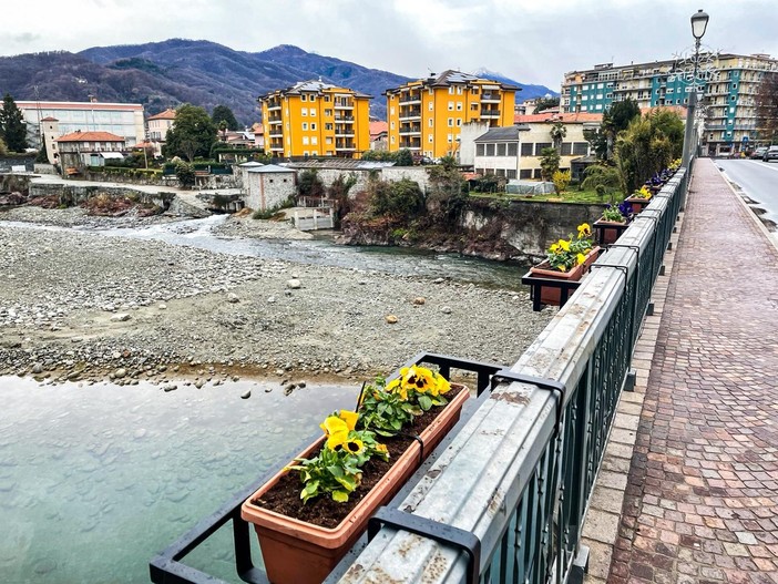 Borgosesia, vandalizzati i vasi del Ponte di Aranco: telecamere decisive, il Sindaco presenta denuncia
