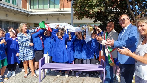 Borgomanero, inaugurata la panchina lilla contro i disturbi alimentari