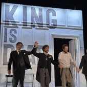 Varallo Sesia, teatro pieno per “Il medico dei maiali”: una satira sul potere che lascia il segno