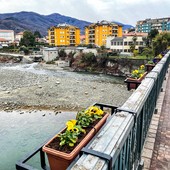 Borgosesia, vandalizzati i vasi del Ponte di Aranco: telecamere decisive, il Sindaco presenta denuncia