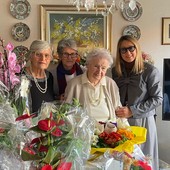 Borgosesia festeggia due centenarie in una settimana: bouquet del Comune per Bambina Marietta e Carla Boggio