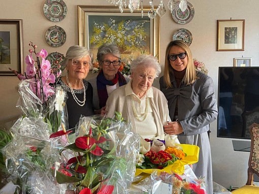 Borgosesia festeggia due centenarie in una settimana: bouquet del Comune per Bambina Marietta e Carla Boggio