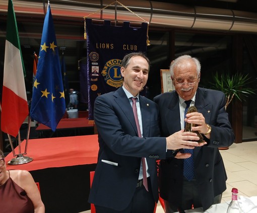 Lions Club Valsesia, Amedeo Gabella nuovo presidente dopo il passaggio della campana Lions Club Valsesia, Amedeo Gabella nuovo presidente dopo il passaggio della campana