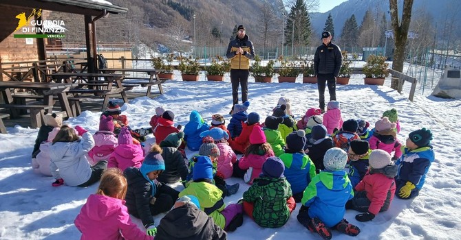 A lezione di montagna con il S.A.G.F.: ad Alagna i finanzieri insegnano sicurezza ai più piccoli