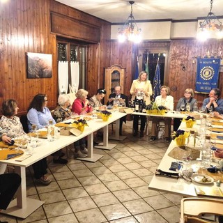 Inner Wheel Valsesia, a Zuccaro un percorso sensoriale tra rose, zafferano e vino