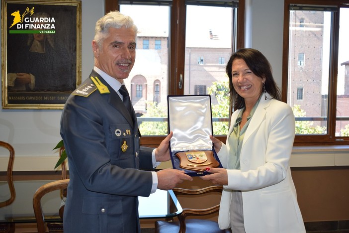 Il comandante interregionale Virgilio Pomponi in visita alla Guardia di Finanza di Vercelli