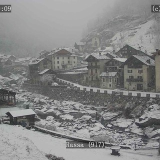 La neve imbianca l’Alta Valsesia: atmosfera invernale e attesa per il Natale