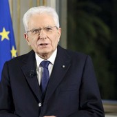 Mattarella rende omaggio agli Alpini: “Custodi di lealtà, coraggio e solidarietà”