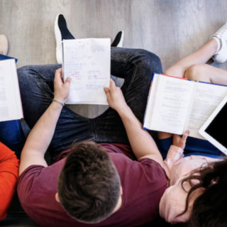 Adolescenti: in Piemonte leggono di più e visitano musei, ma vanno meno a teatro e ai concerti