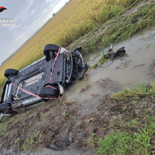 I Carabinieri salvano un automobilista intrappolato in un veicolo ribaltato
