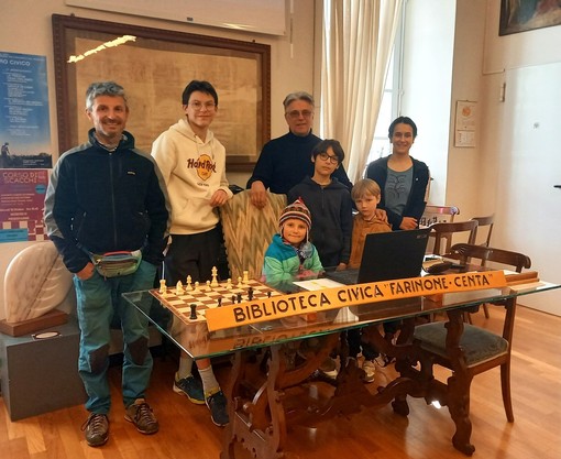 Varallo, in Biblioteca si chiudono i corsi di scacchi: adesioni raddoppiate e quasi cinquanta iscritti