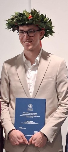 Varallo, giovani laureati donano le loro tesi alla Biblioteca Civica Varallo, giovani laureati donano le loro tesi alla Biblioteca Civica