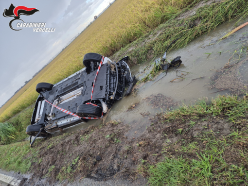 I Carabinieri salvano un automobilista intrappolato in un veicolo ribaltato