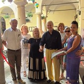 Varallo, inaugurata in Biblioteca la mostra di Spiros: un viaggio tra libri, volti, gatti, fiori e colori Varallo, inaugurata in Biblioteca la mostra di Spiros: un viaggio tra libri, volti, gatti, fiori e colori