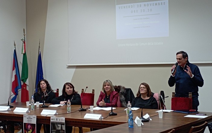 A Borgosesia una serata per capire e contrastare la violenza di genere: tra testimonianze, educazione digitale e nuovi progetti di prevenzione