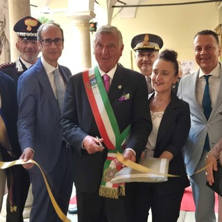 Inaugurata la rassegna bibliografica e l’esposizione dei lavori scolastici: a Varallo un viaggio tra pergamene, ricerche e creatività per raccontare il millennio FOTO