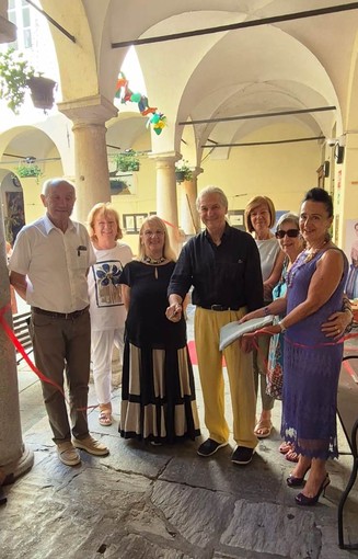 Varallo, inaugurata in Biblioteca la mostra di Spiros: un viaggio tra libri, volti, gatti, fiori e colori Varallo, inaugurata in Biblioteca la mostra di Spiros: un viaggio tra libri, volti, gatti, fiori e colori