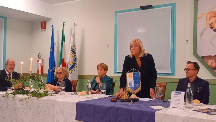 Gattinara, Mariella Enoc apre gli incontri del Rotary parlando del valore del servizio alla comunità