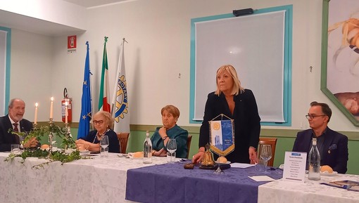 Gattinara, Mariella Enoc apre gli incontri del Rotary parlando del valore del servizio alla comunità Gattinara, Mariella Enoc apre gli incontri del Rotary parlando del valore del servizio alla comunità