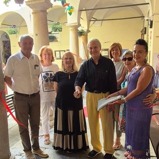 Varallo, inaugurata in Biblioteca la mostra di Spiros: un viaggio tra libri, volti, gatti, fiori e colori
