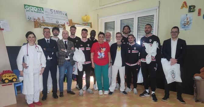 La Pro Vercelli in Pediatria al Sant’Andrea: uova di Pasqua e sorrisi per i piccoli pazienti La Pro Vercelli in Pediatria al Sant’Andrea: uova di Pasqua e sorrisi per i piccoli pazienti