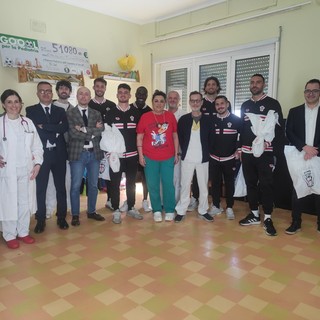 La Pro Vercelli in Pediatria al Sant’Andrea: uova di Pasqua e sorrisi per i piccoli pazienti La Pro Vercelli in Pediatria al Sant’Andrea: uova di Pasqua e sorrisi per i piccoli pazienti