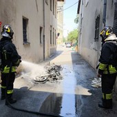 Cronaca dal Nord-ovest: motocicletta in fiamme a Cigliano Cronaca dal Nord-ovest: motocicletta in fiamme a Cigliano