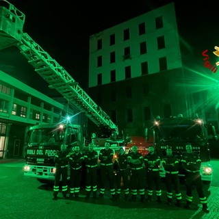 Vercelli, la sede dei Vigili del Fuoco si illumina di verde per la Giornata mondiale della consapevolezza PANS-PANDAS