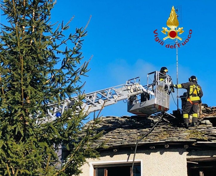 Scopa, a fuoco il camino di una casa: all'opera i Vigili di Varallo