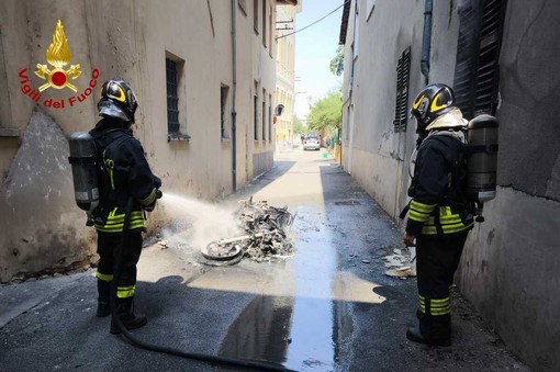 Cronaca dal Nord-ovest: motocicletta in fiamme  a Cigliano