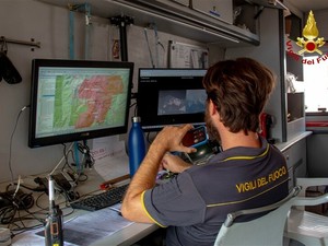 Incendio Monte Barone, tre zone presidiate: proseguono le operazioni di spegnimento