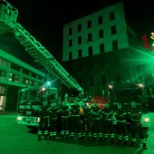 Vercelli, la sede dei Vigili del Fuoco si illumina di verde per la Giornata mondiale della consapevolezza PANS-PANDAS