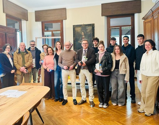 Borgosesia, il saluto del Comune agli studenti del “Lancia” in partenza per il Kenya: donate torce a ricarica manuale per i bambini Samburu